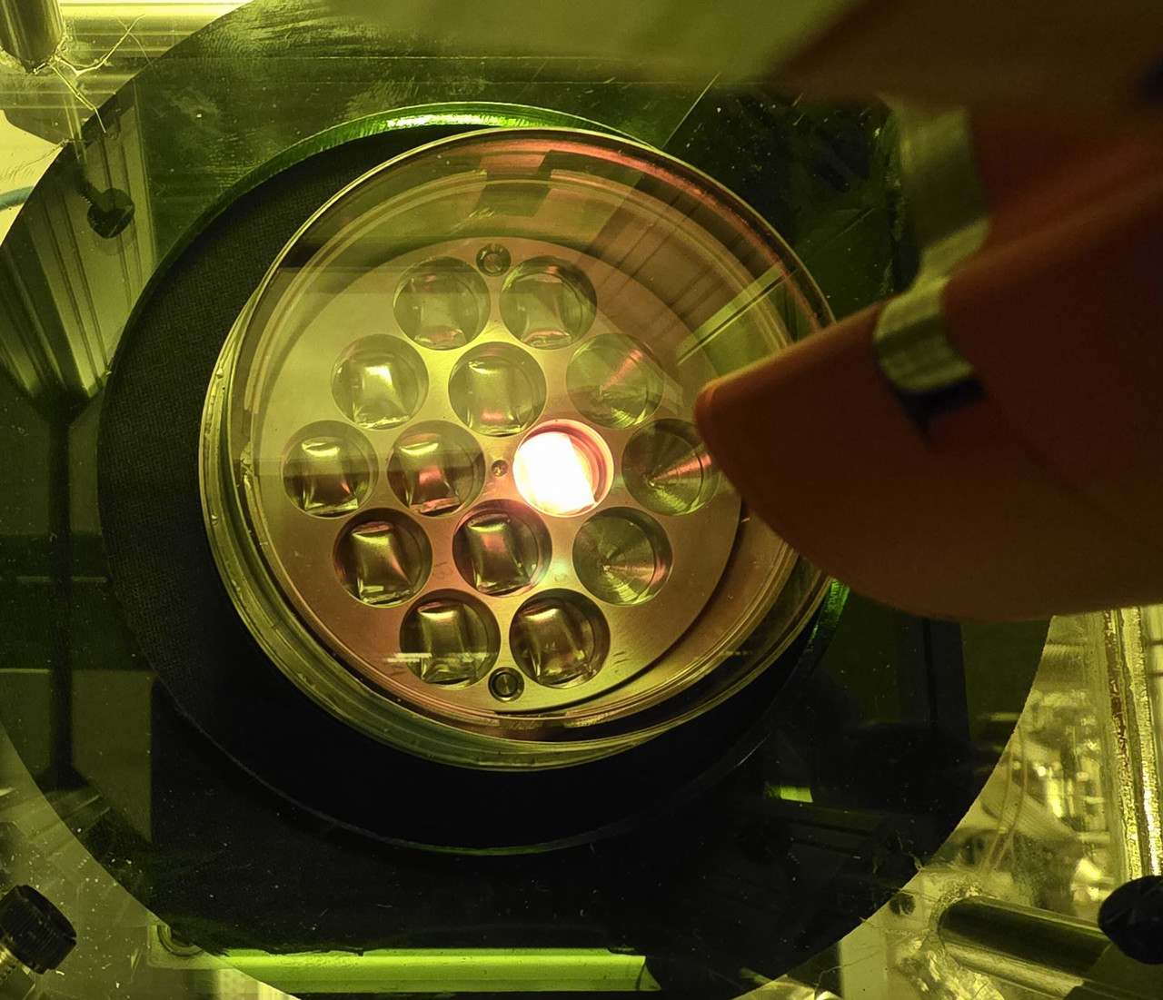 Packet under vacuum being heated by laser